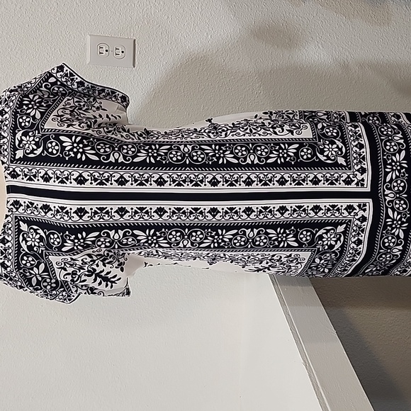 Sandra Darren Black and White Sheath Dress with Dolman Sleeves - Picture 2 of 7